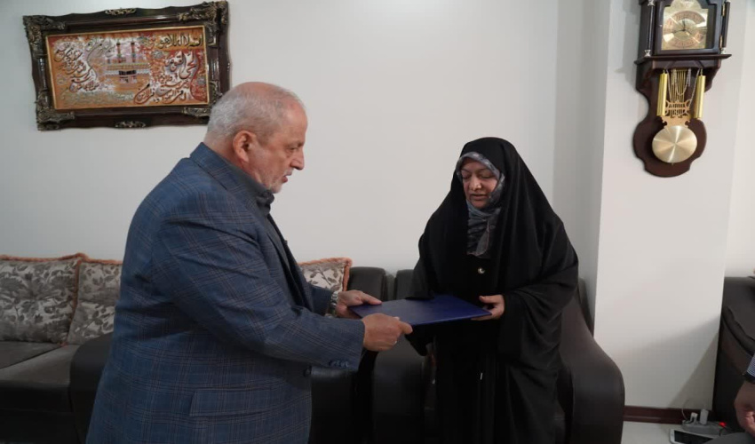 دیدار رئیس دانشگاه عالی دفاع ملی با خانواده شهید سرتیپ دوم خلبان کیومرث خوانساری